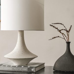 Белая настольная лампа "Шейди"