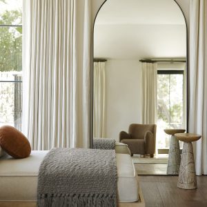 Чёрное зеркало арочной формы "Савона"