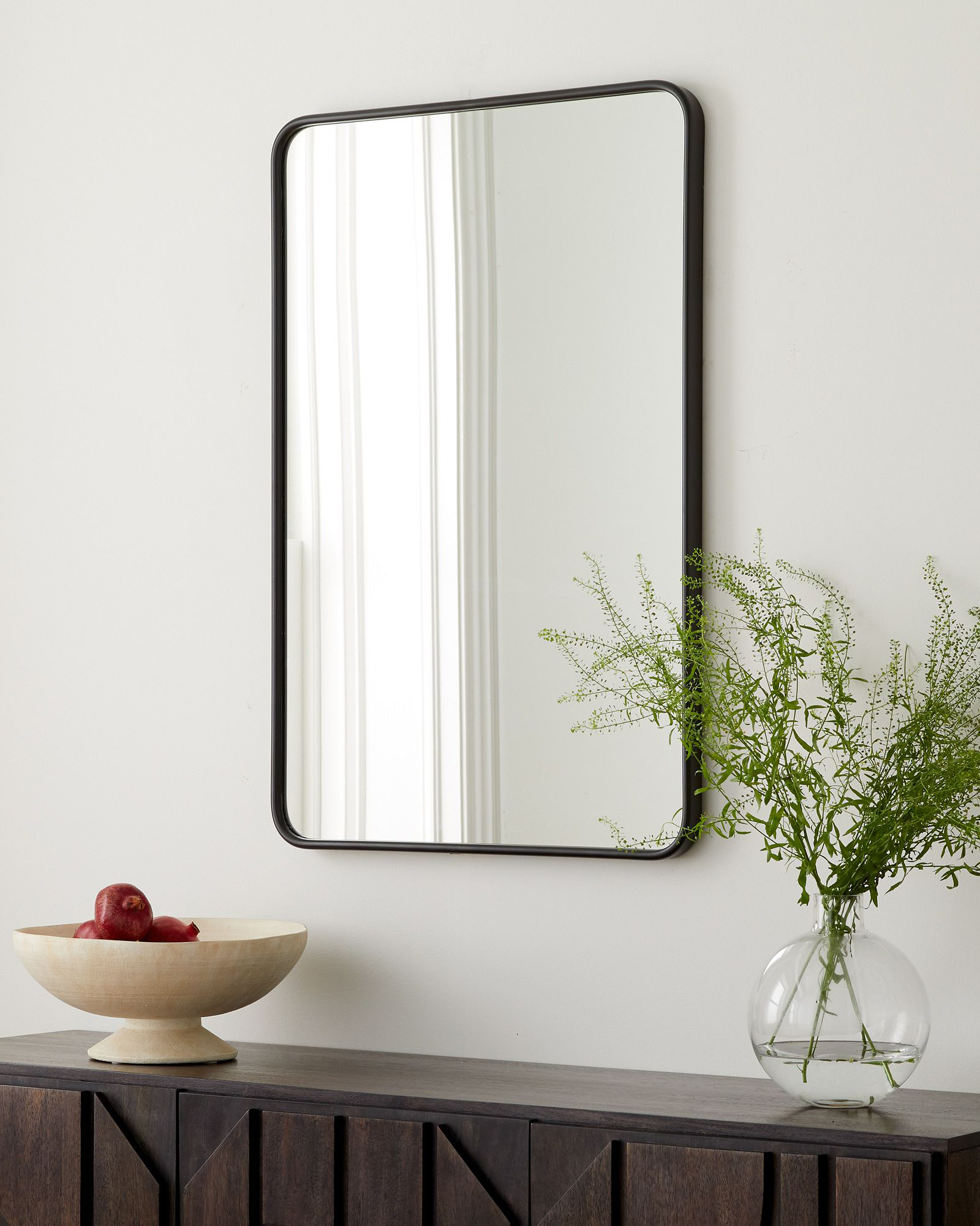 black-rectangle-wallmirror-teoni-in-interrior