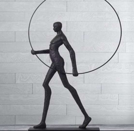 Торшер Man Carries Light Circle — изображение 2