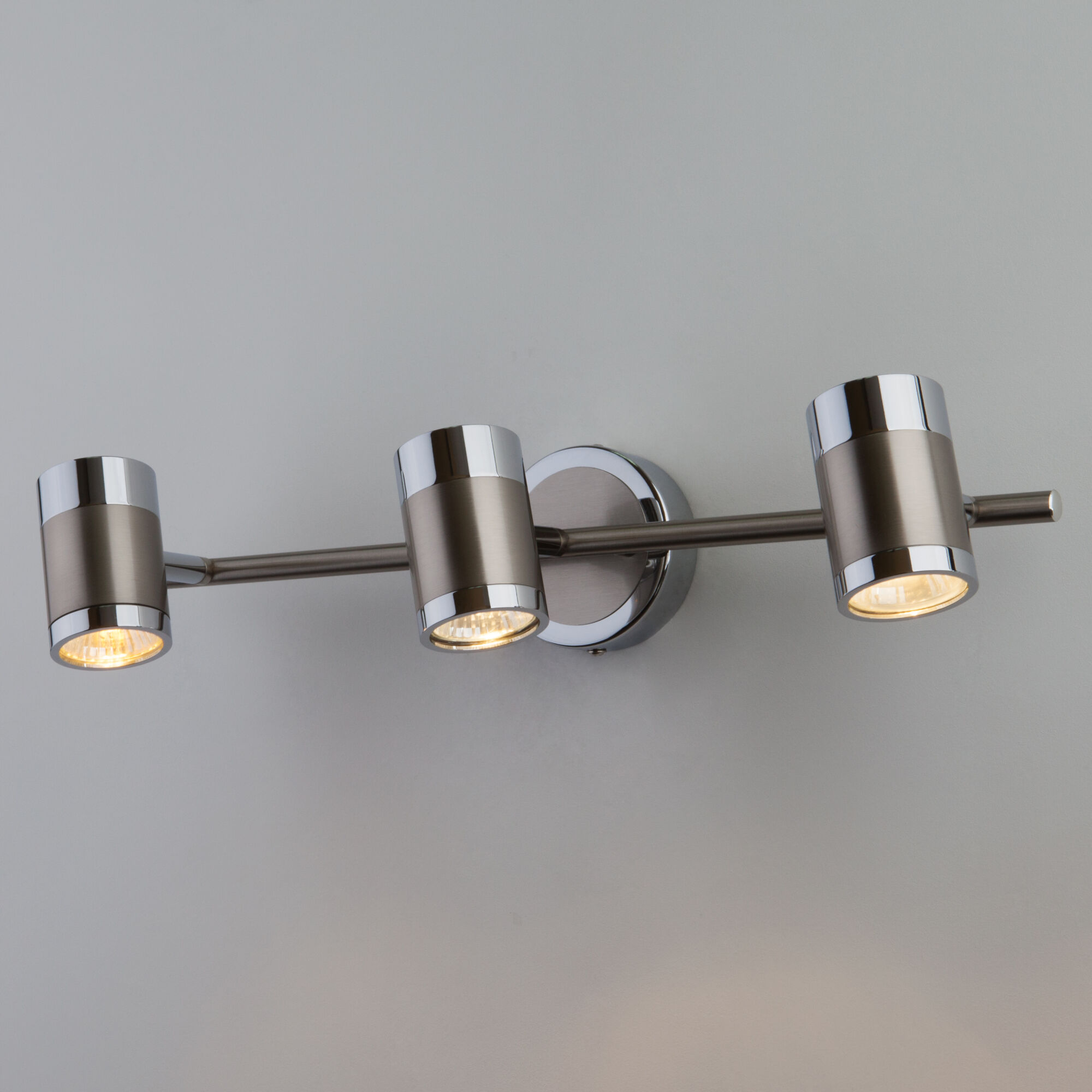 nastennyy-svetilnik-s-metallicheskimi-plafonami-20058-3-perlamutrovyy-satin-00000081907-0001