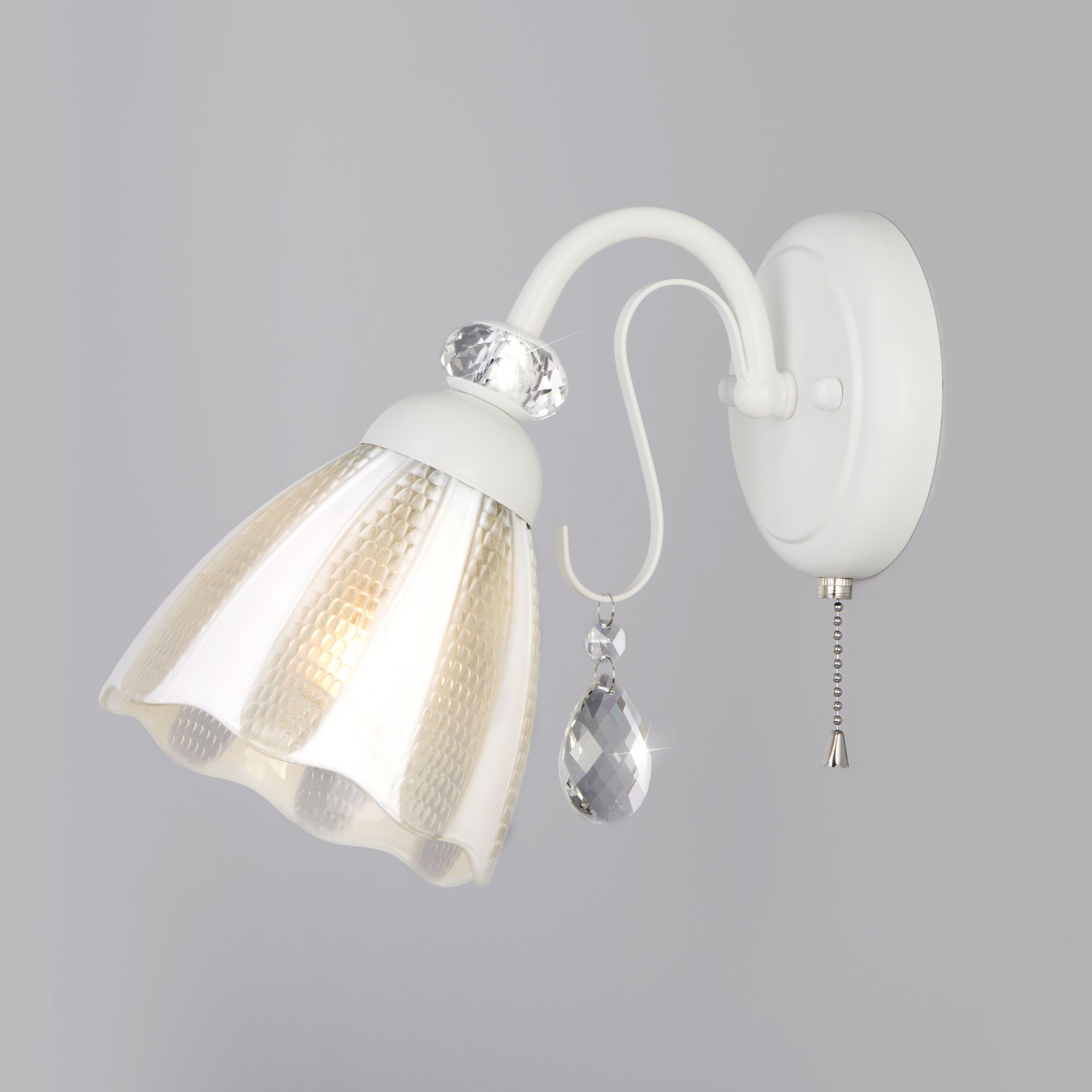nastennyy-svetilnik-so-steklyannym-plafonom-30155-1-belyy-a045309-0001