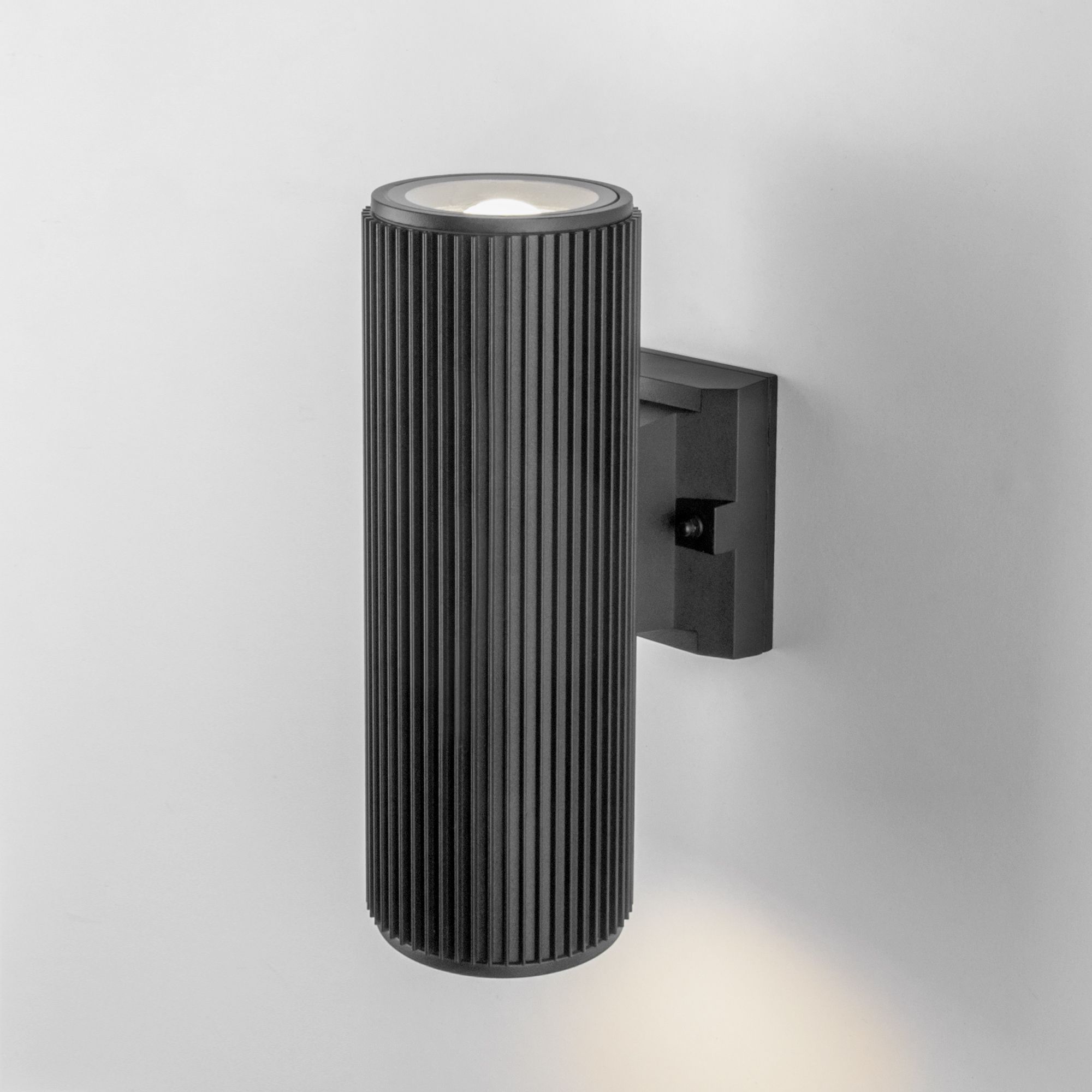 ulichnyy-nastennyy-svetilnik-strict-ip54-1403-techno-seryy-a032624-0001