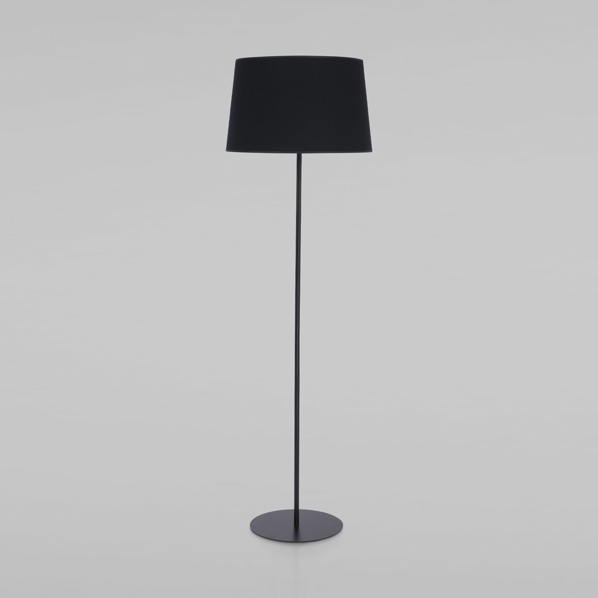 napolnyy-svetilnik-s-tkanevym-abazhurom-2920-maja-black-a059603-0001