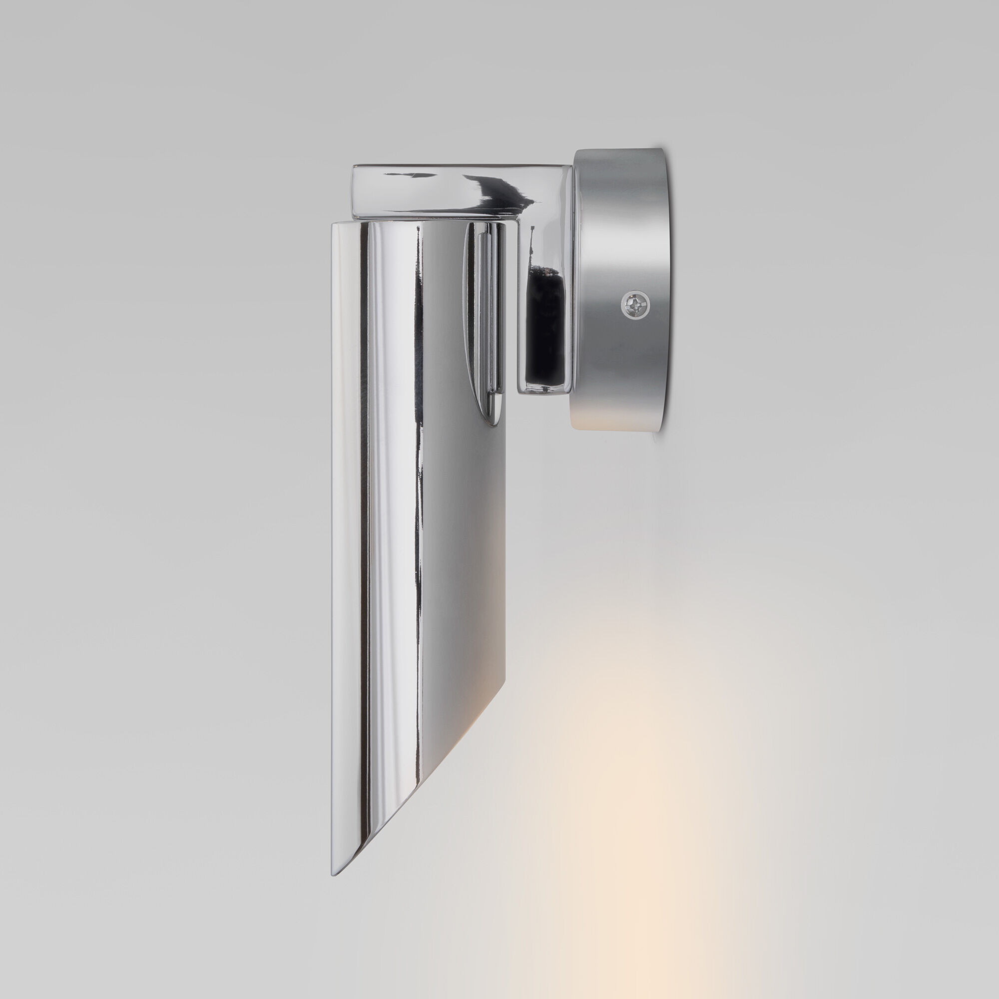 nastennyy-svetilnik-s-metallicheskim-plafonom-40037-1-khrom-a062380-0001