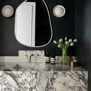 Белое настенное зеркало "Нора"