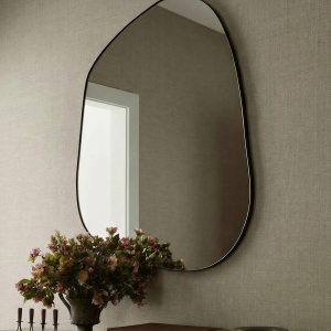 Черное настенное зеркало "Нора"