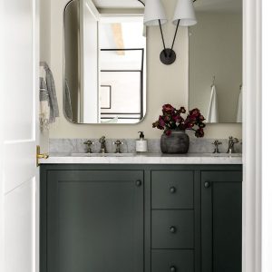 Серебряное настенное зеркало "Олни"