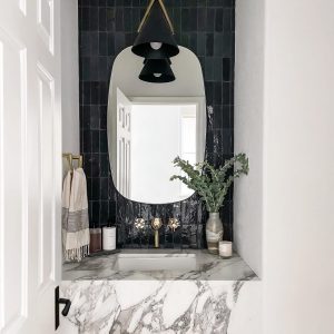 Черное настенное зеркало "Вейл"