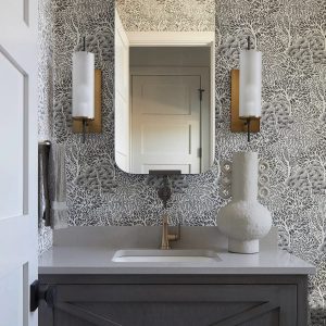 Черное настенное зеркало "Линарес"